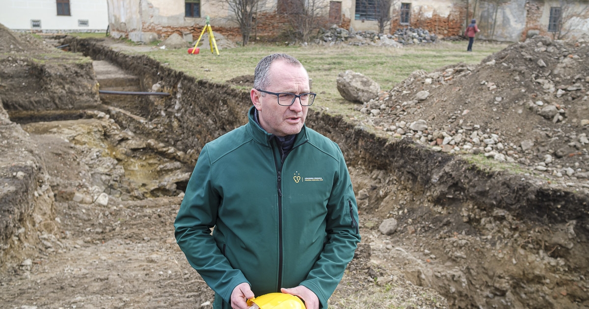 Részlegesen újjáépítik, visszaállítják a Mikó-vár körüli várárkot